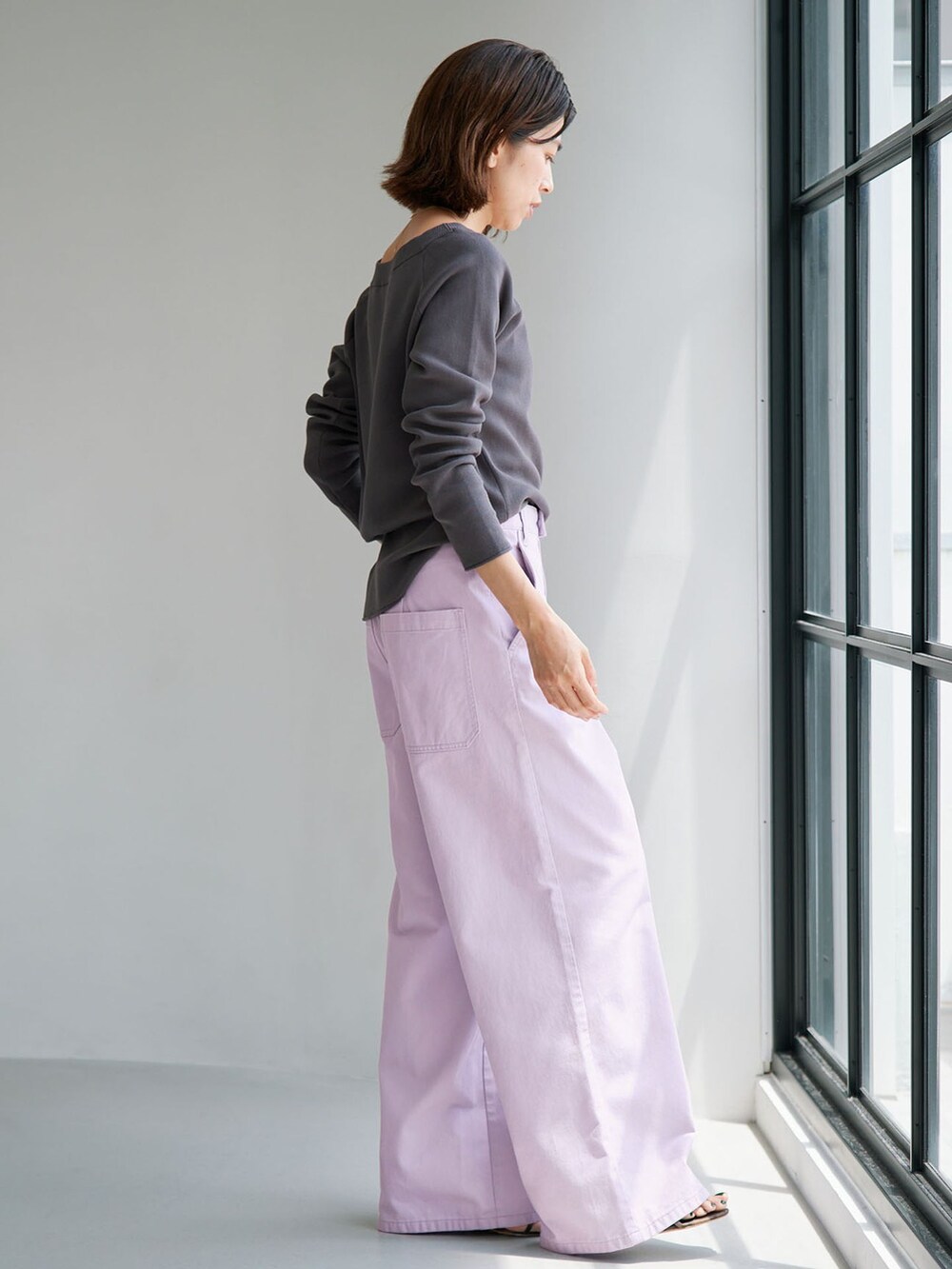 パープル系のその他パンツ、グレー系のニット/セーターを着用したレディースの夏コーディネートの2枚目の写真