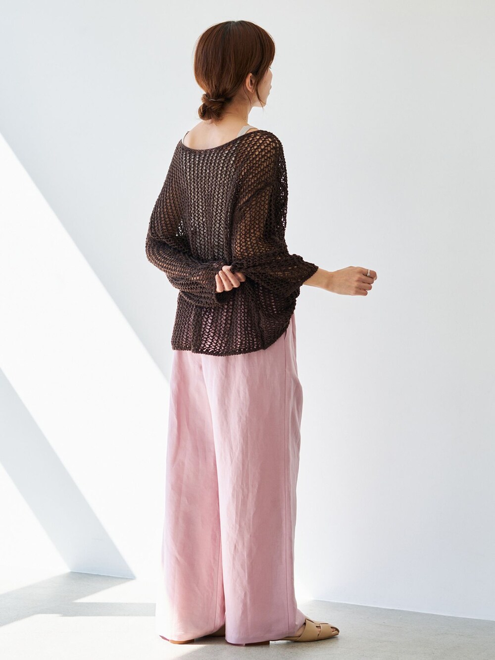 ピンク系のその他パンツ、ブラウン系のニット/セーター、ベージュ系のサンダルを着用したレディースの春コーディネートの4枚目の写真