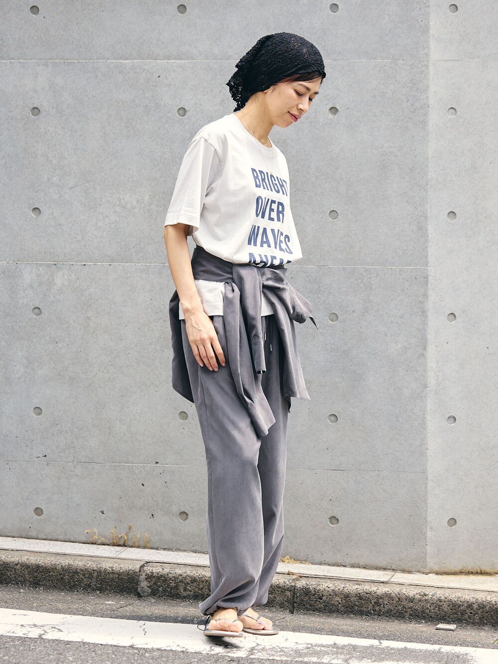 グレー系のその他パンツ、グレー系のシャツ/ブラウス、シルバー系のサンダルを着用したレディースの夏コーディネートの2枚目の写真