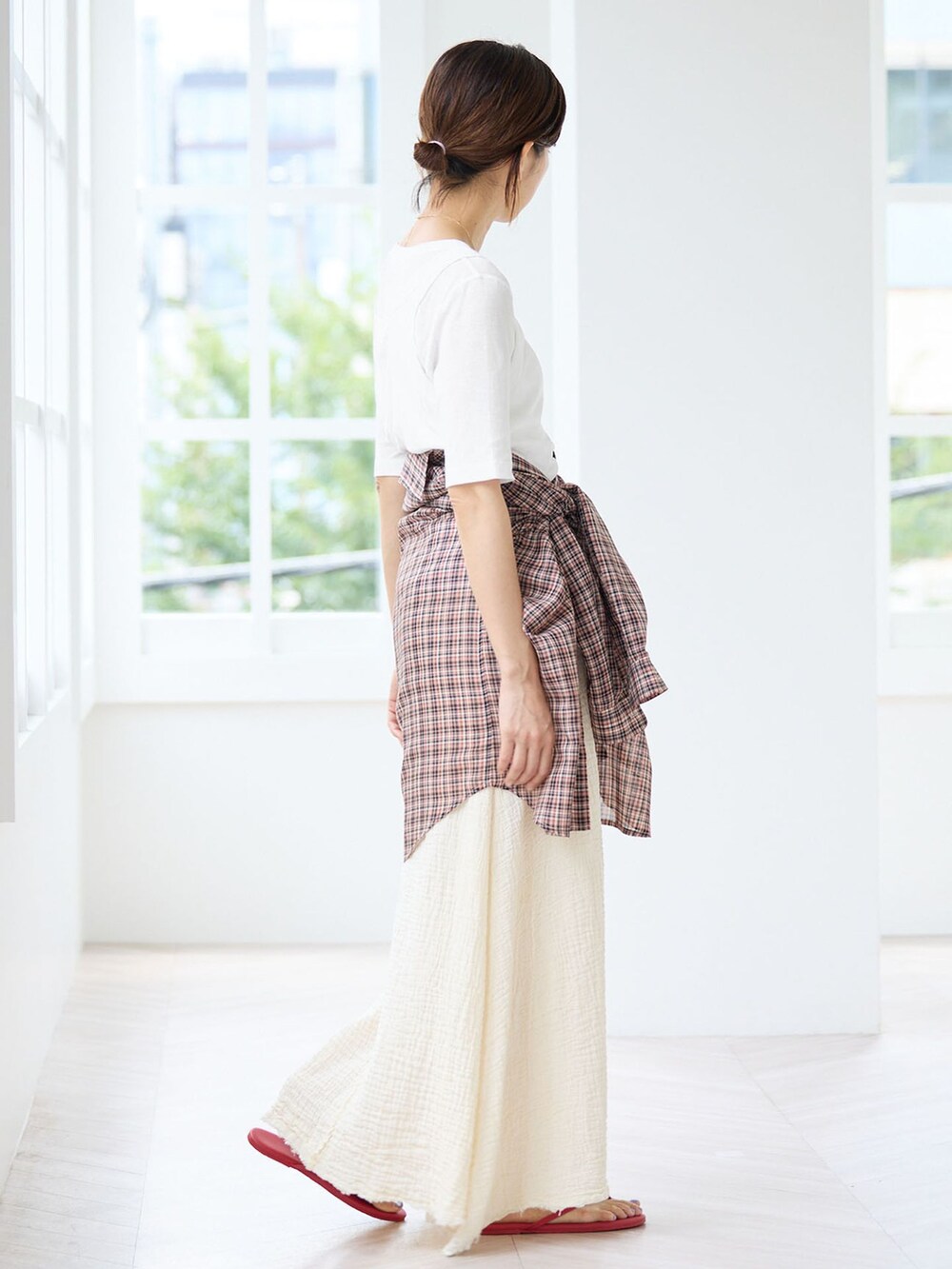 レッド系のシャツ/ブラウス、ホワイト系のスカート、ホワイト系のTシャツ/カットソーを着用したレディースの夏コーディネートの2枚目の写真