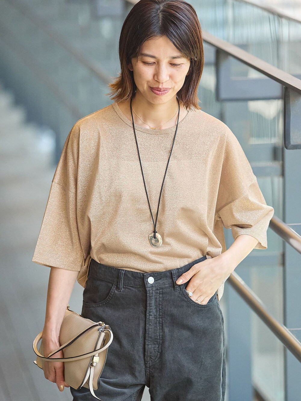 ブラック系のその他パンツ、ゴールド系のTシャツ/カットソー、ブラウン系のサンダルを着用したレディースの夏コーディネートの4枚目の写真