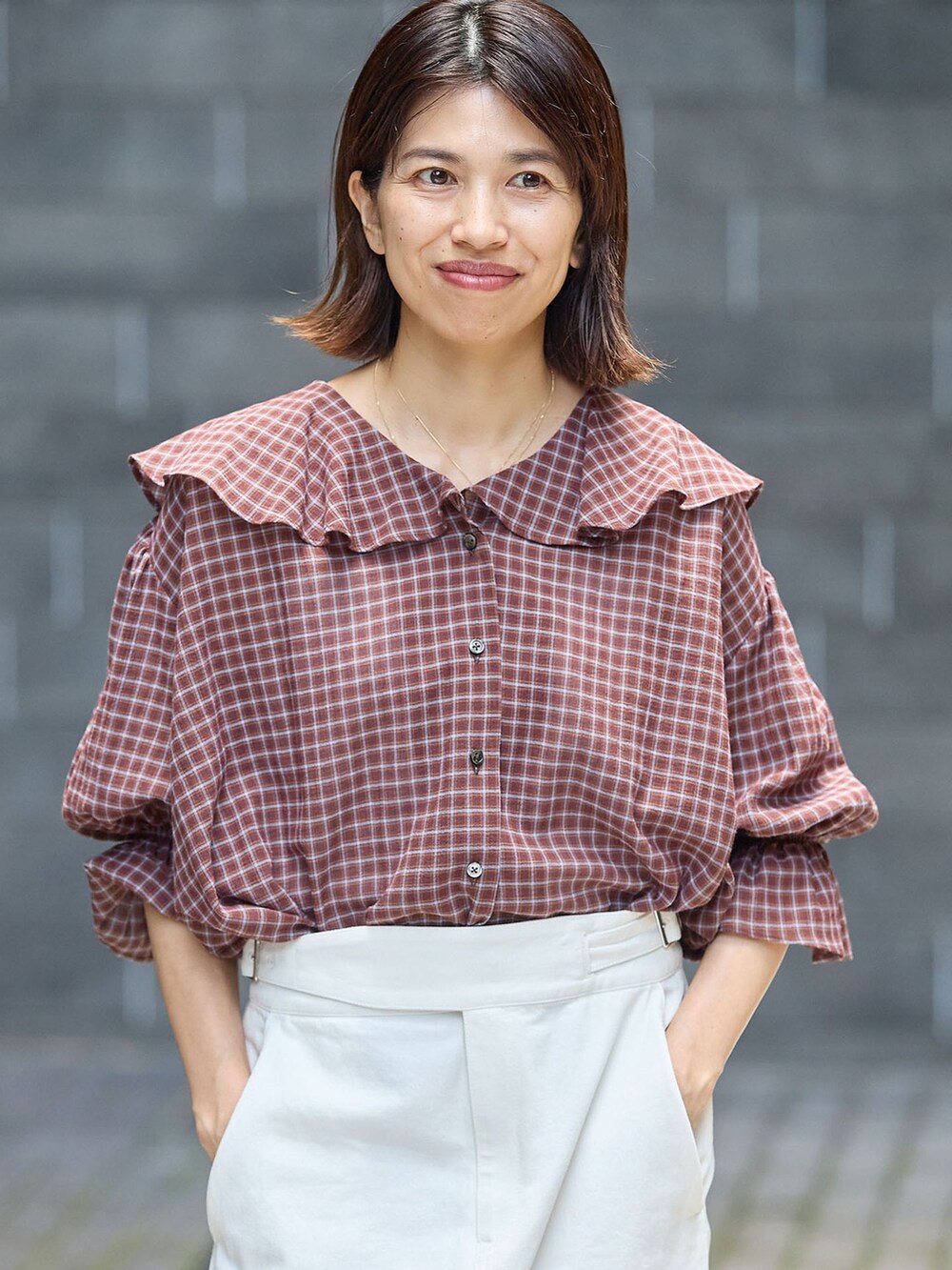 レッド系のシャツ/ブラウス、ホワイト系のスカート、ブラウン系のサンダルを着用したレディースの夏コーディネートの4枚目の写真