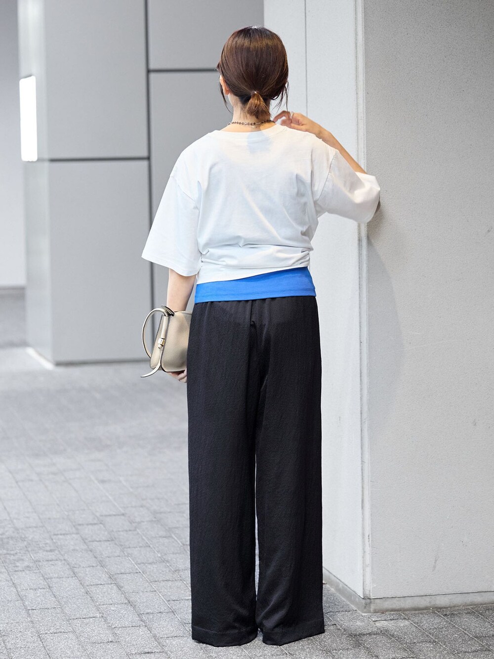 ブルー系のその他パンツ、ブルー系のTシャツ/カットソー、ブルー系のTシャツ/カットソーを着用したレディースの夏コーディネートの3枚目の写真
