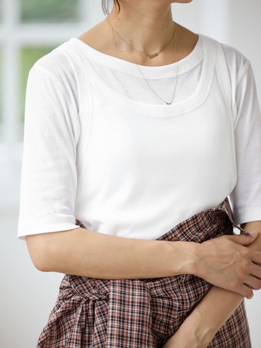 レッド系のシャツ/ブラウス、ホワイト系のスカート、ホワイト系のTシャツ/カットソーを着用したレディースの夏コーディネートの6枚目の写真