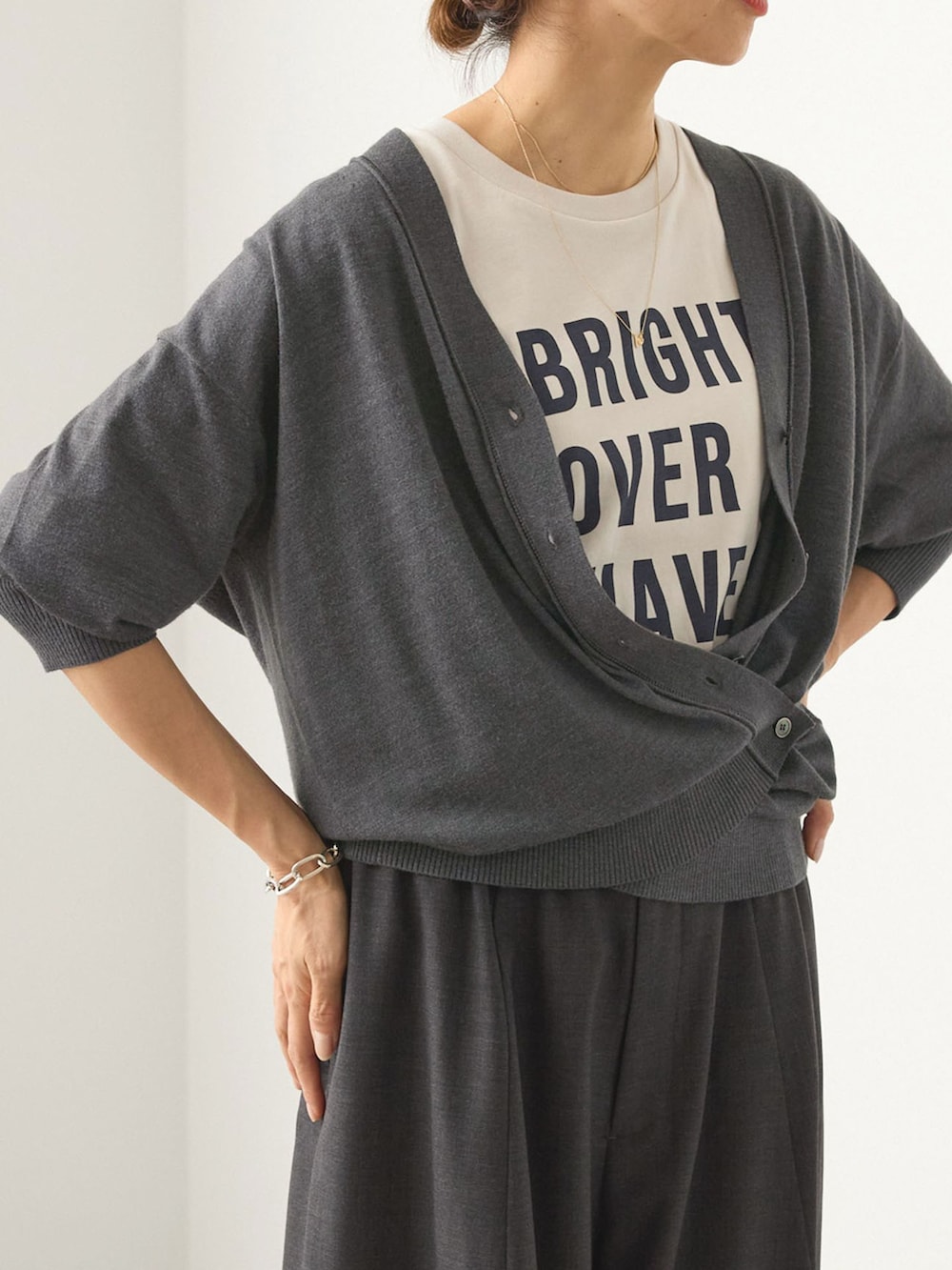 グレー系のその他パンツ、グレー系のTシャツ/カットソー、グレー系のカーディガン/ボレロを着用したレディースの夏コーディネートの4枚目の写真