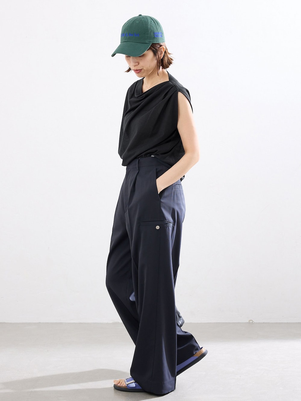 パープル系のサンダル、ブルー系のスラックス、グレー系のTシャツ/カットソーを着用したレディースの春コーディネートの2枚目の写真