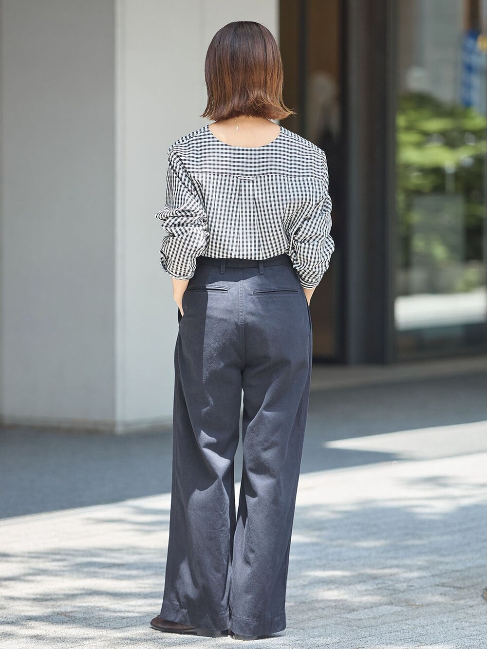 ブルー系のチノパンツを着用したレディースの夏コーディネートの3枚目の写真