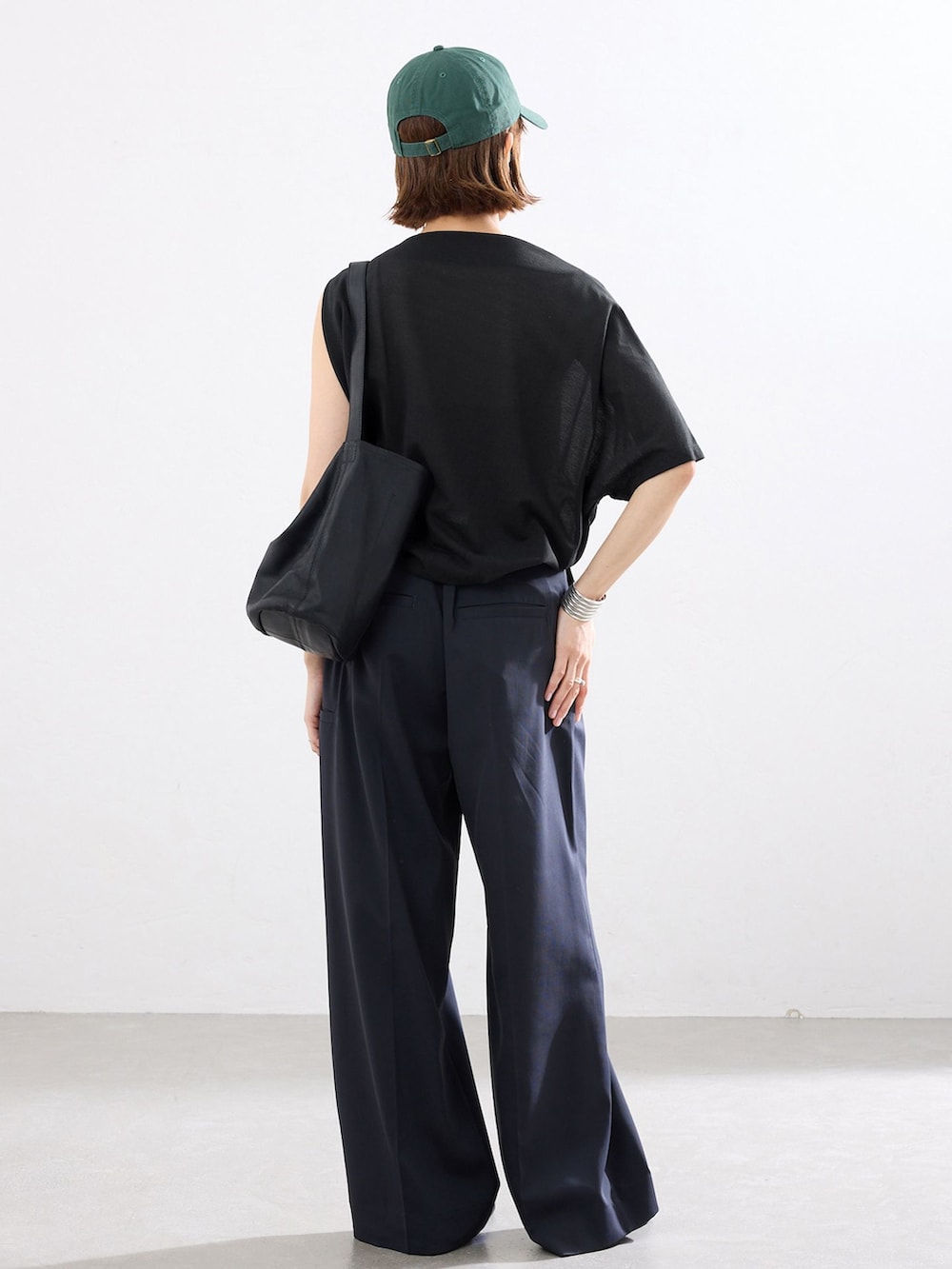 パープル系のサンダル、ブルー系のスラックス、グレー系のTシャツ/カットソーを着用したレディースの春コーディネートの3枚目の写真