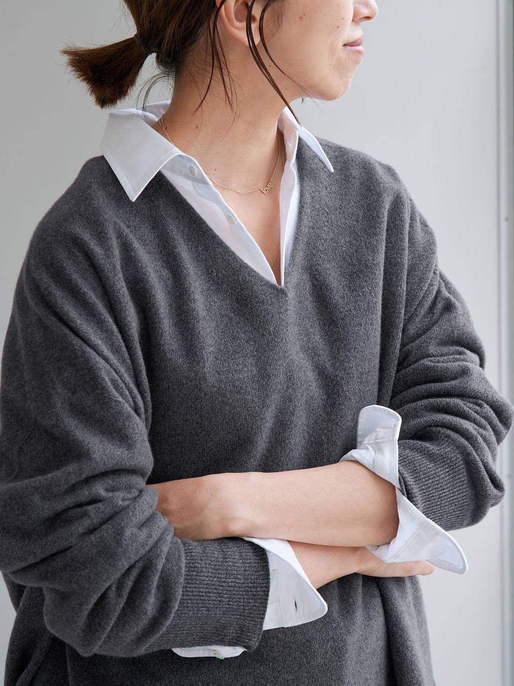 ブルー系のデニムパンツ、グレー系のニット/セーター、ブラック系のローファーを着用したレディースの夏コーディネートの6枚目の写真