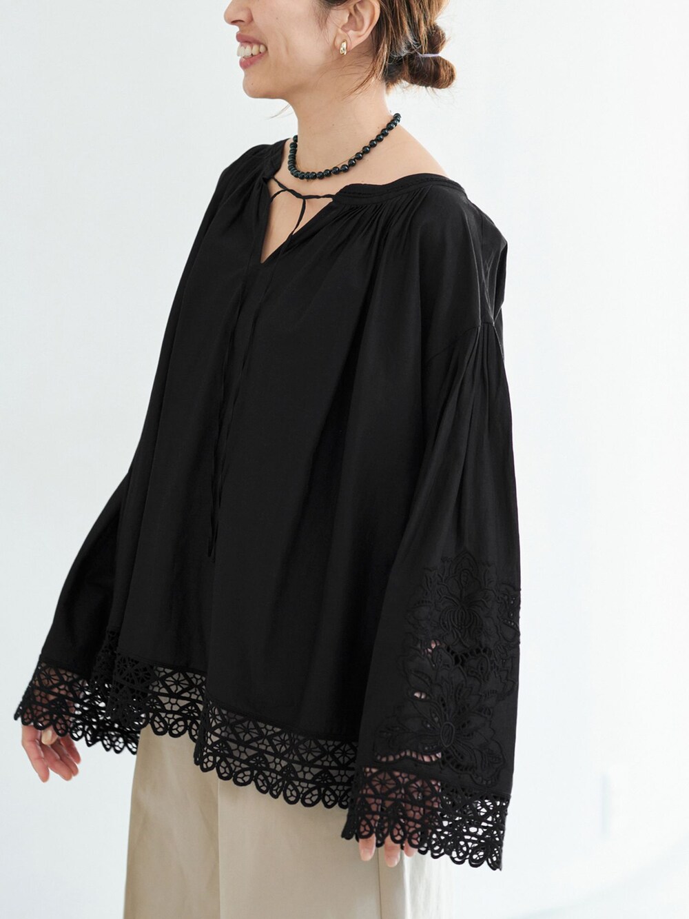 ベージュ系のその他パンツ、ブラック系のシャツ/ブラウス、ブラック系のネックレスを着用したレディースの春コーディネートの5枚目の写真