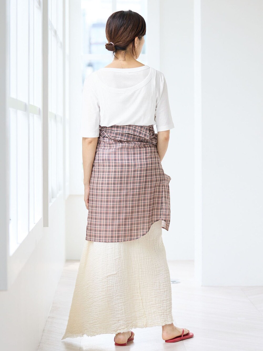 レッド系のシャツ/ブラウス、ホワイト系のスカート、ホワイト系のTシャツ/カットソーを着用したレディースの夏コーディネートの3枚目の写真