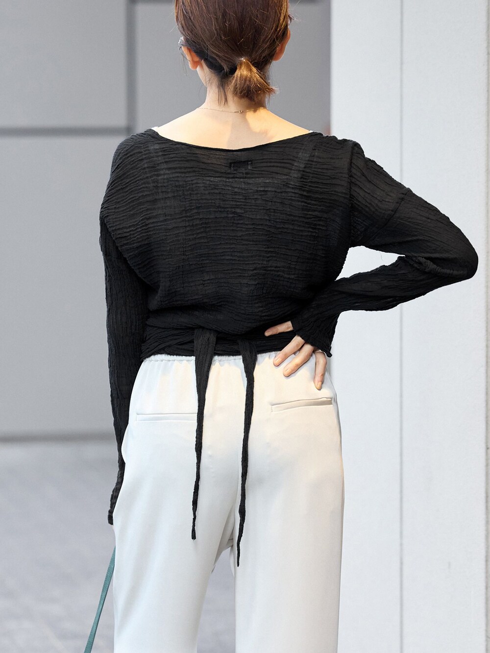 ベージュ系のその他パンツ、ブラック系のシャツ/ブラウス、ブラック系のサンダルを着用したレディースの夏コーディネートの5枚目の写真