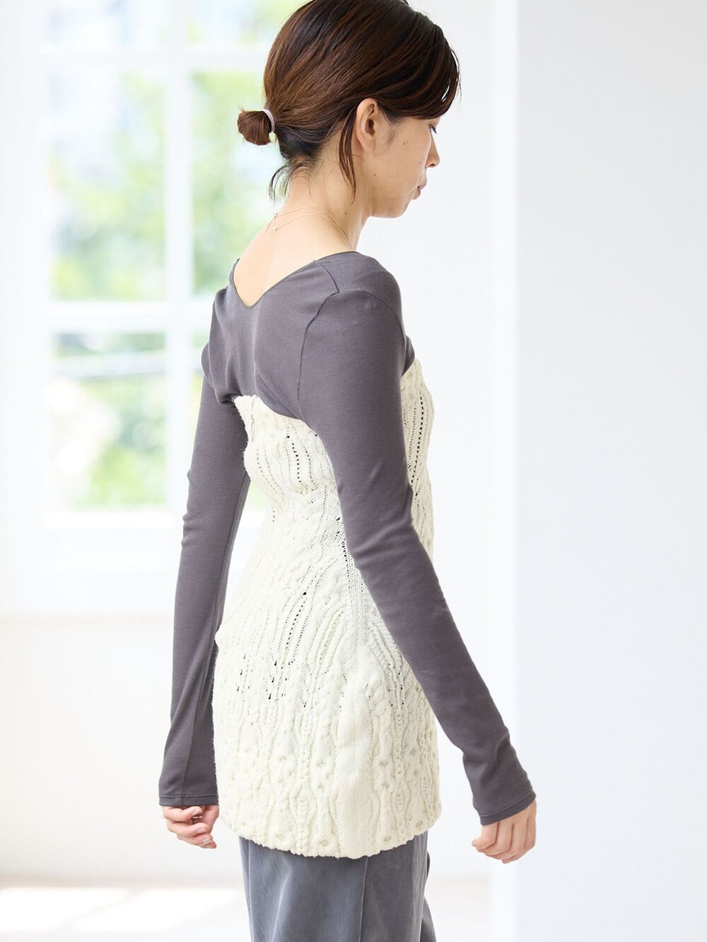 グレー系のその他パンツ、グレー系のTシャツ/カットソー、ホワイト系のニット/セーターを着用したレディースの秋コーディネートの4枚目の写真
