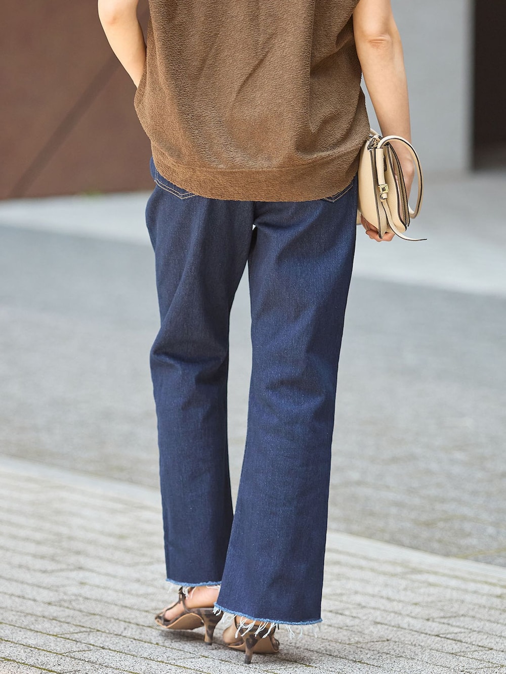 ブルー系のデニムパンツ、グリーン系のTシャツ/カットソーを着用したレディースの夏コーディネートの8枚目の写真