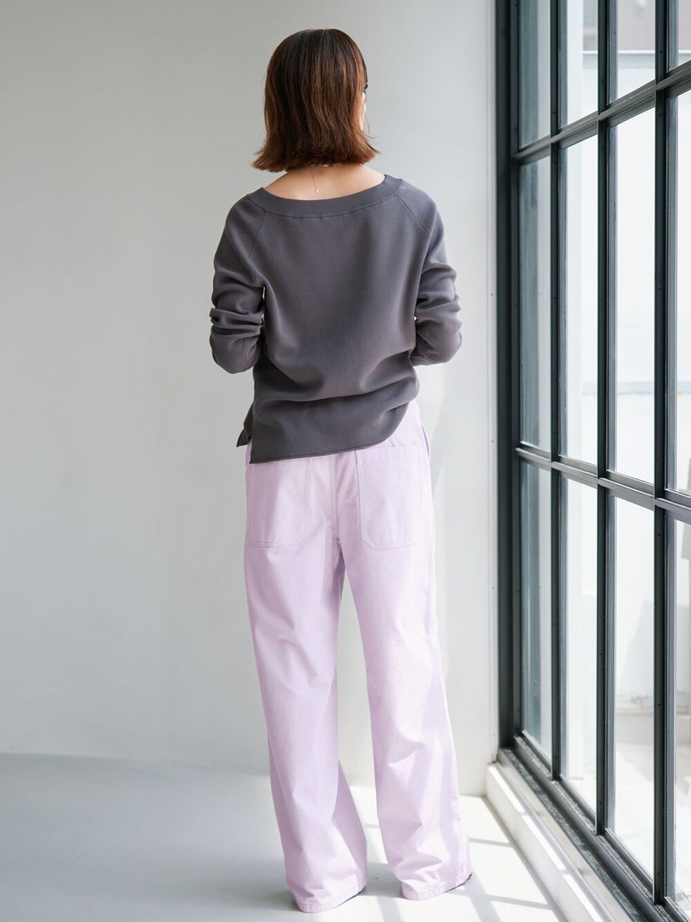 パープル系のその他パンツ、グレー系のニット/セーターを着用したレディースの夏コーディネートの3枚目の写真