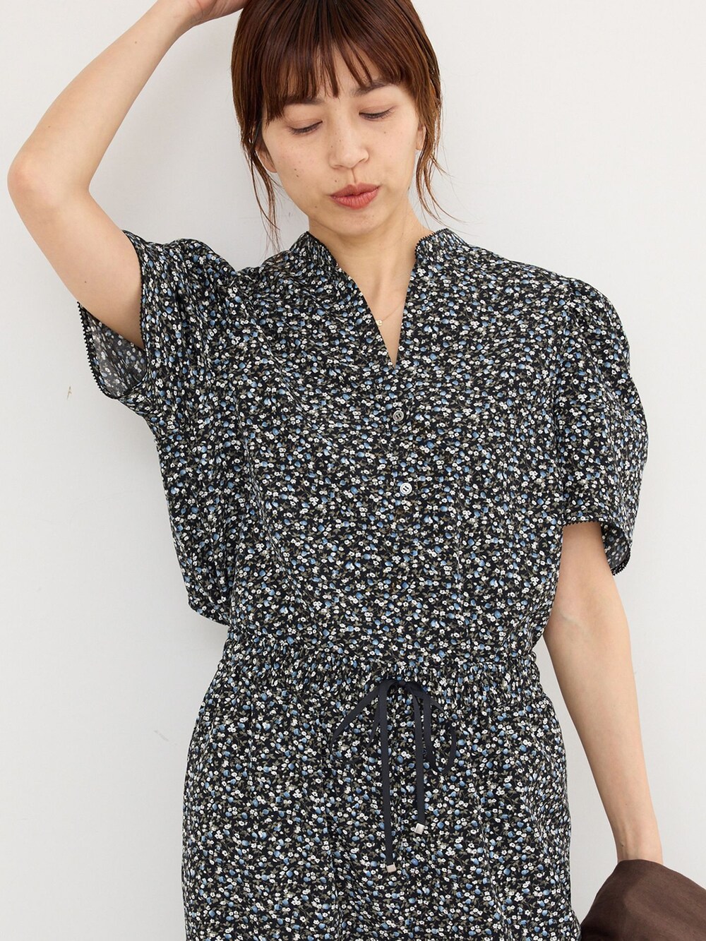 ブラック系のその他パンツ、ブラック系のシャツ/ブラウスを着用したレディースの春コーディネートの4枚目の写真