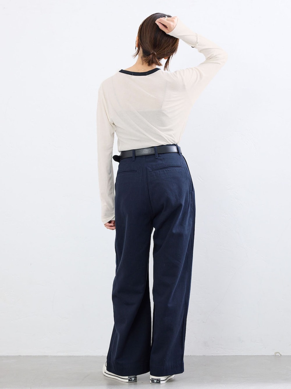 ブルー系のチノパンツ、ホワイト系のTシャツ/カットソー、ブラック系のベルトを着用したレディースの夏コーディネートの3枚目の写真