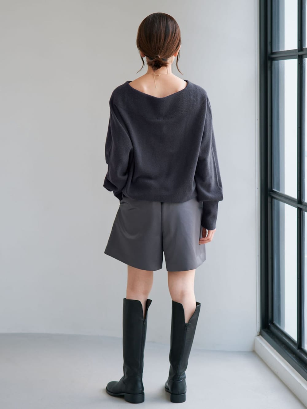 グレー系のその他パンツ、グレー系のニット/セーターを着用したレディースの夏コーディネートの3枚目の写真