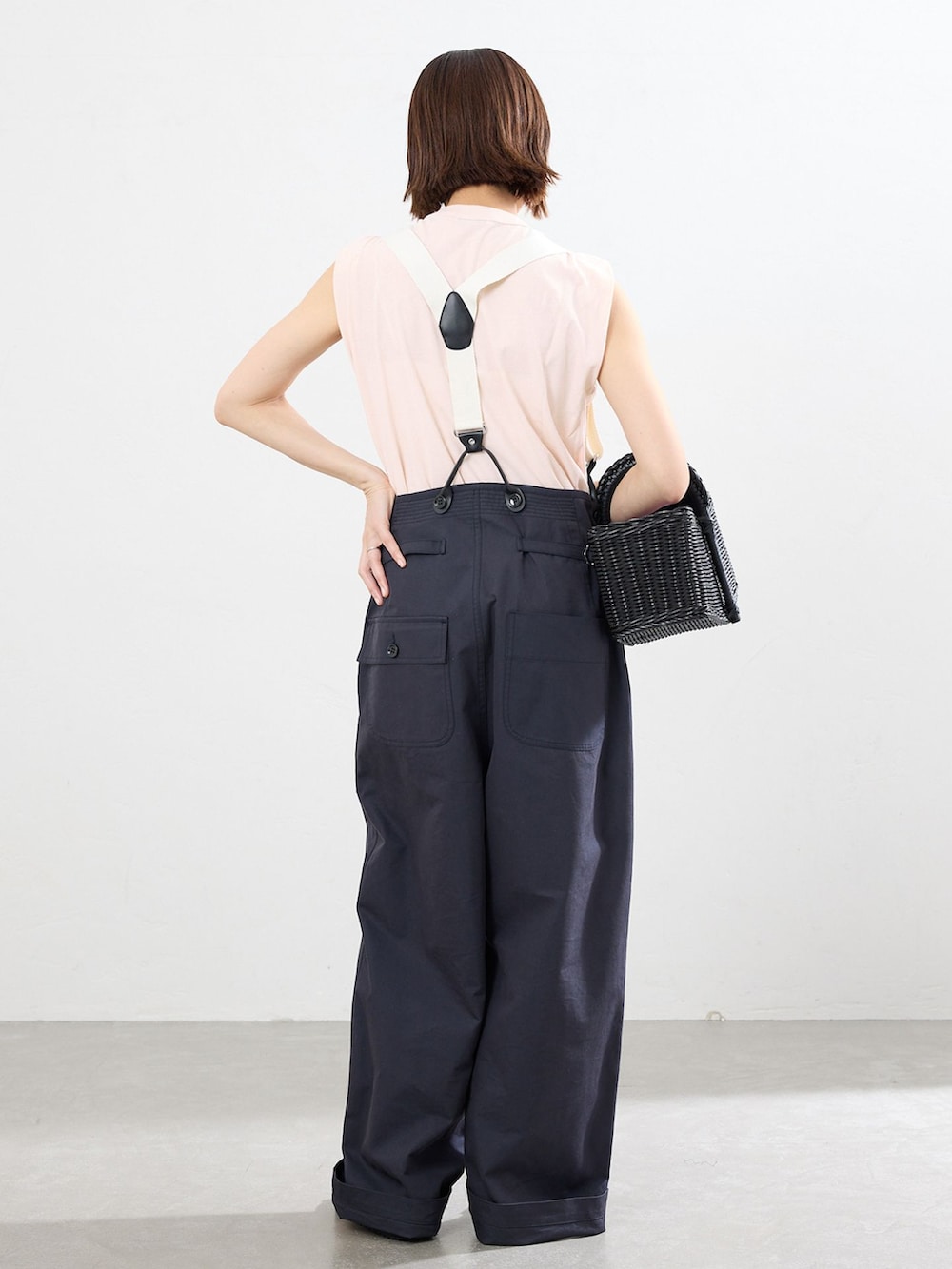 ブルー系のその他パンツ、ピンク系のTシャツ/カットソー、ブラック系のハンドバッグを着用したレディースの春コーディネートの3枚目の写真