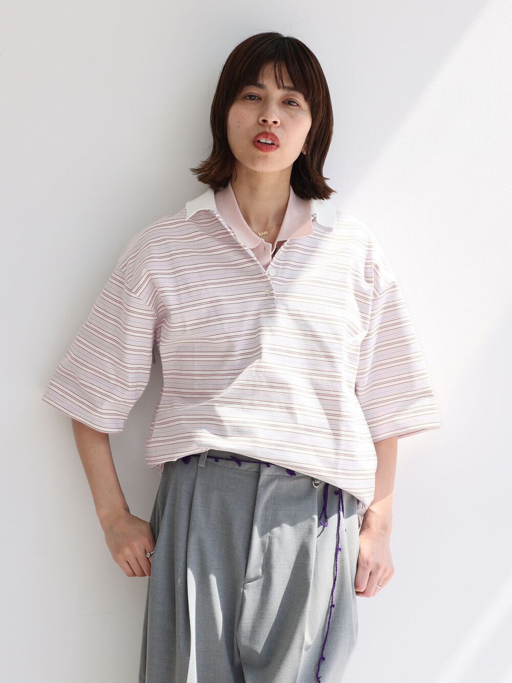 グレー系のその他パンツ、パープル系のTシャツ/カットソーを着用したレディースの春コーディネートの2枚目の写真