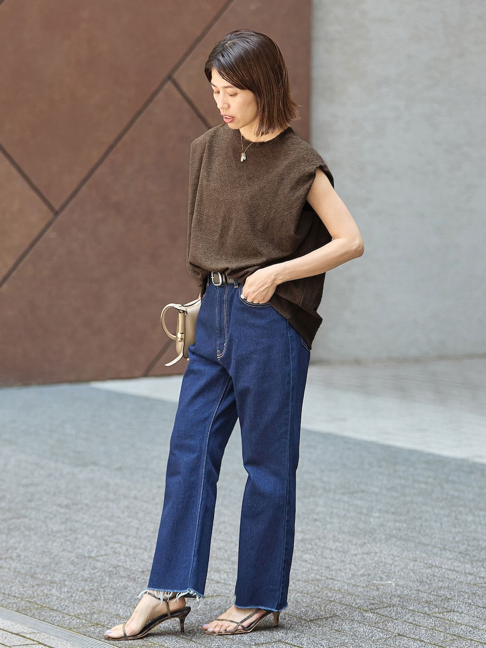 ブルー系のデニムパンツ、グリーン系のTシャツ/カットソーを着用したレディースの夏コーディネートの2枚目の写真