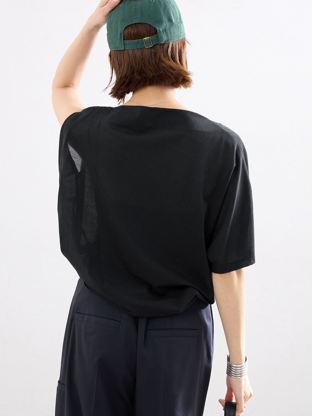 パープル系のサンダル、ブルー系のスラックス、グレー系のTシャツ/カットソーを着用したレディースの春コーディネートの6枚目の写真