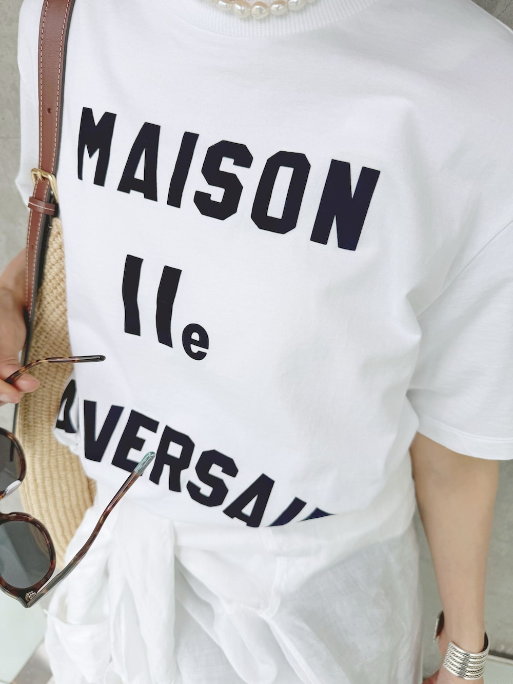 ブラック系のその他パンツ、ホワイト系のシャツ/ブラウス、ホワイト系のTシャツ/カットソーを着用したレディースの夏コーディネートの6枚目の写真
