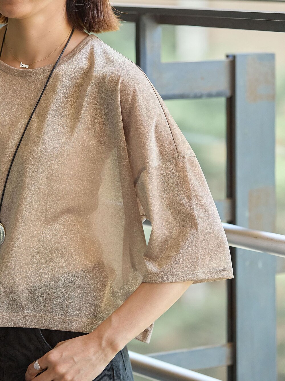 ブラック系のその他パンツ、ゴールド系のTシャツ/カットソー、ブラウン系のサンダルを着用したレディースの夏コーディネートの6枚目の写真