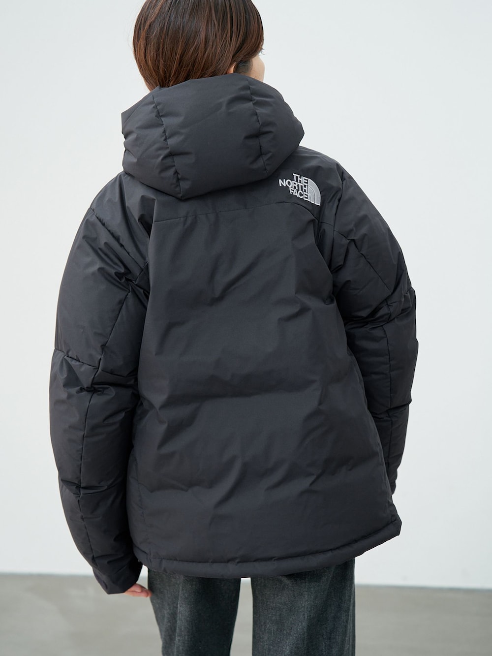 ブラック系のその他アウター、ブラック系のデニムパンツ、グレー系のカーディガン/ボレロを着用したレディースの秋コーディネートの5枚目の写真