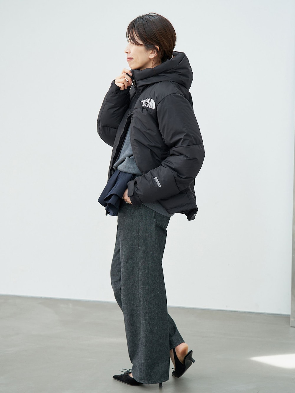 ブラック系のその他アウター、ブラック系のデニムパンツ、グレー系のカーディガン/ボレロを着用したレディースの秋コーディネートの2枚目の写真