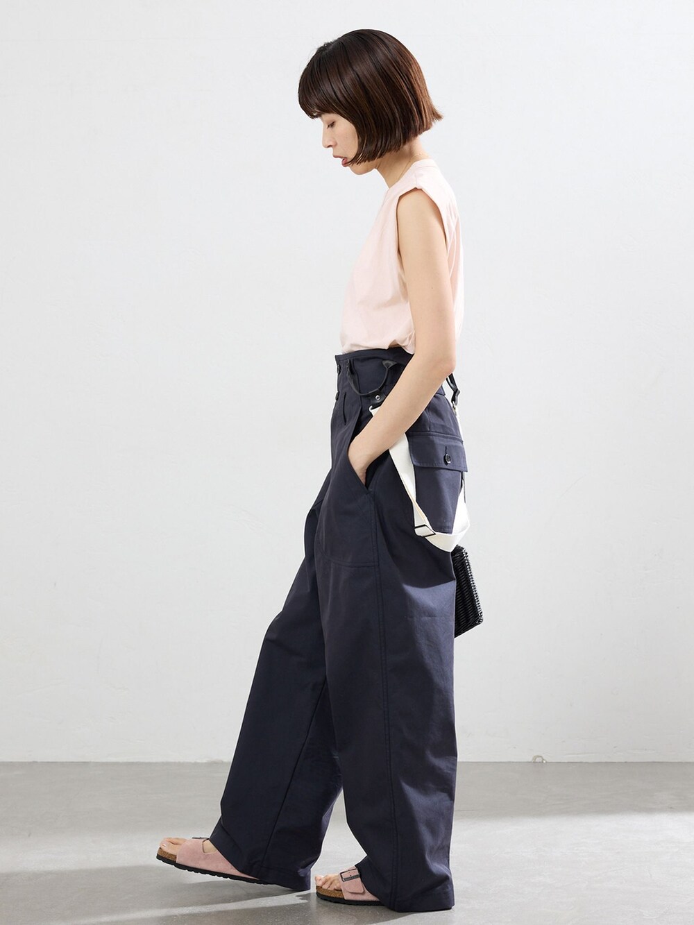 ブルー系のその他パンツ、ピンク系のTシャツ/カットソー、ブラック系のハンドバッグを着用したレディースの春コーディネートの2枚目の写真