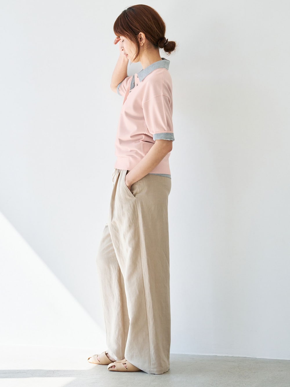 ベージュ系のその他パンツ、グレー系のニット/セーター、ピンク系のニット/セーターを着用したレディースの春コーディネートの3枚目の写真