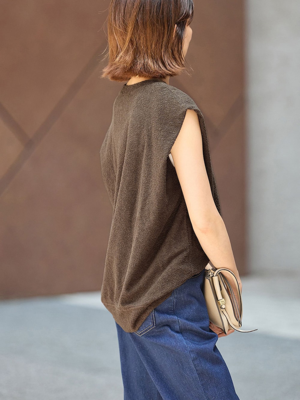 ブルー系のデニムパンツ、グリーン系のTシャツ/カットソーを着用したレディースの夏コーディネートの5枚目の写真
