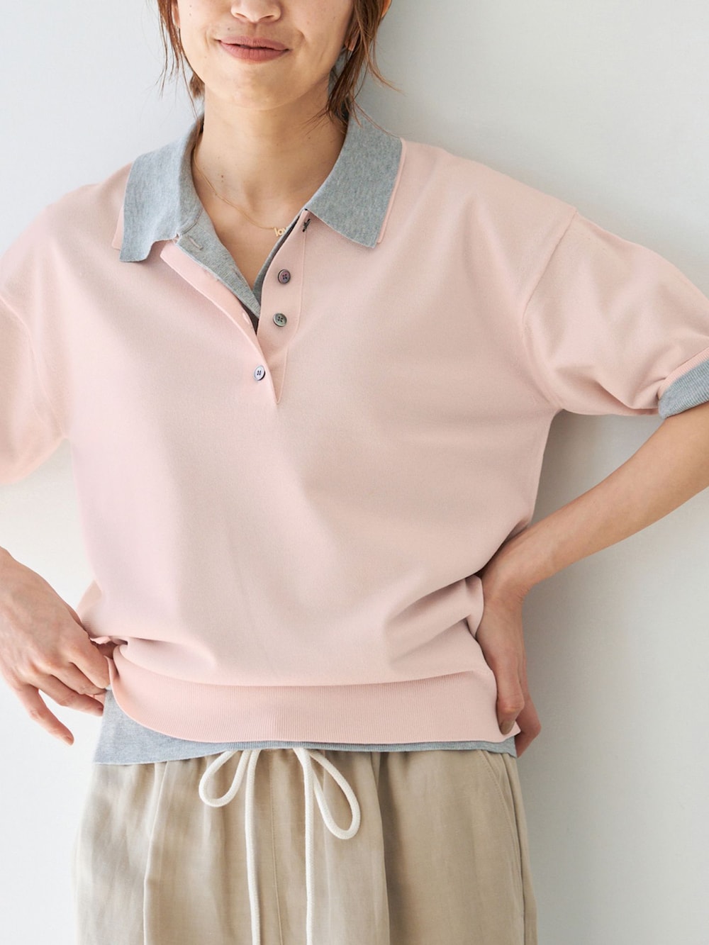 ベージュ系のその他パンツ、グレー系のニット/セーター、ピンク系のニット/セーターを着用したレディースの春コーディネートの9枚目の写真