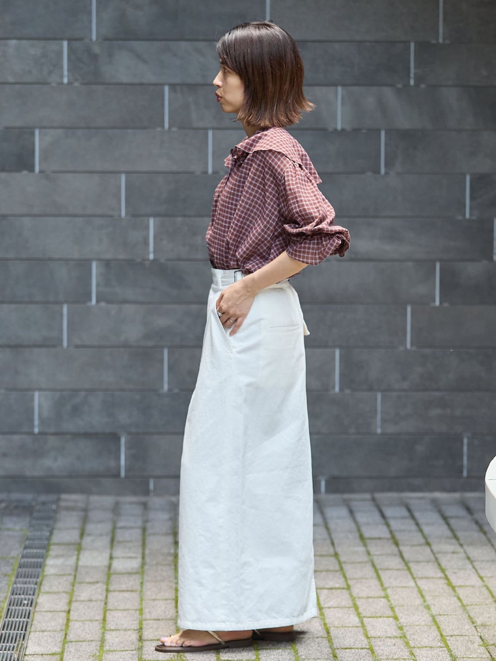 レッド系のシャツ/ブラウス、ホワイト系のスカート、ブラウン系のサンダルを着用したレディースの夏コーディネートの2枚目の写真