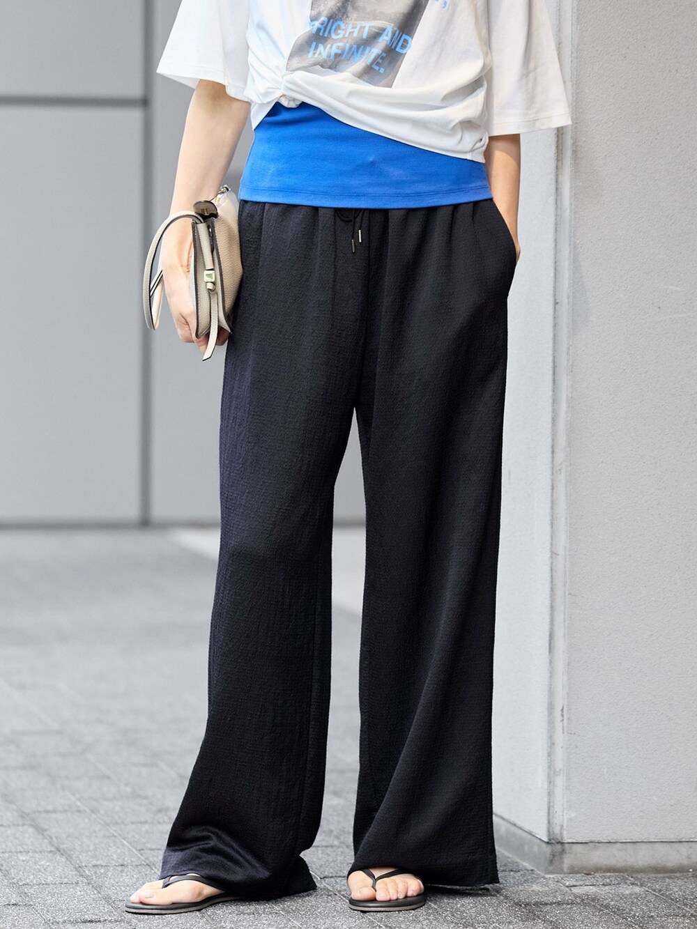 ブルー系のその他パンツ、ブルー系のTシャツ/カットソー、ブルー系のTシャツ/カットソーを着用したレディースの夏コーディネートの4枚目の写真