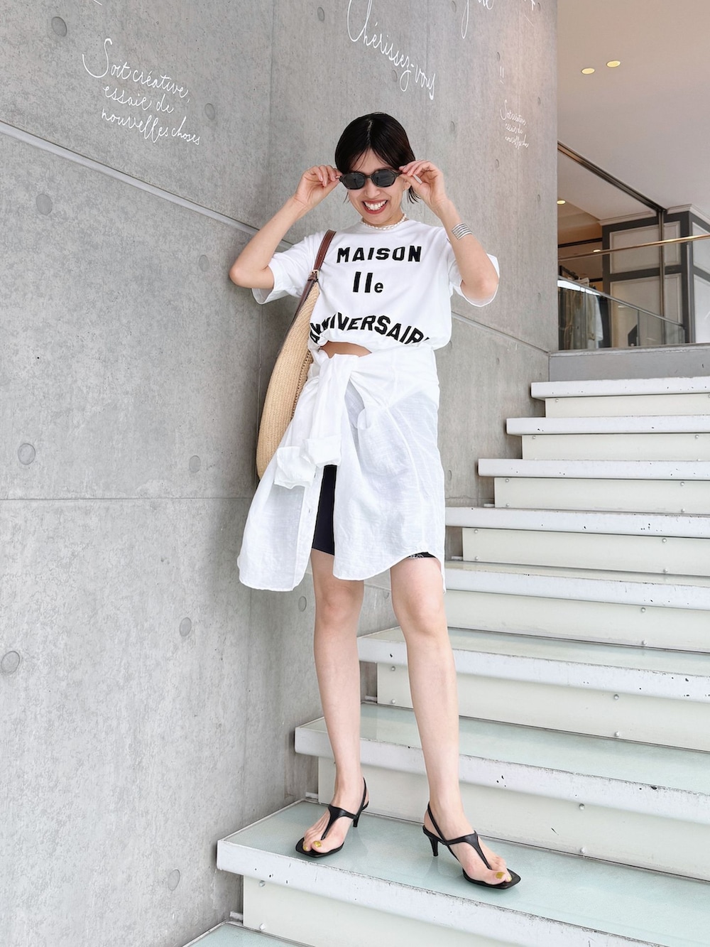 ブラック系のその他パンツ、ホワイト系のシャツ/ブラウス、ホワイト系のTシャツ/カットソーを着用したレディースの夏コーディネートの2枚目の写真