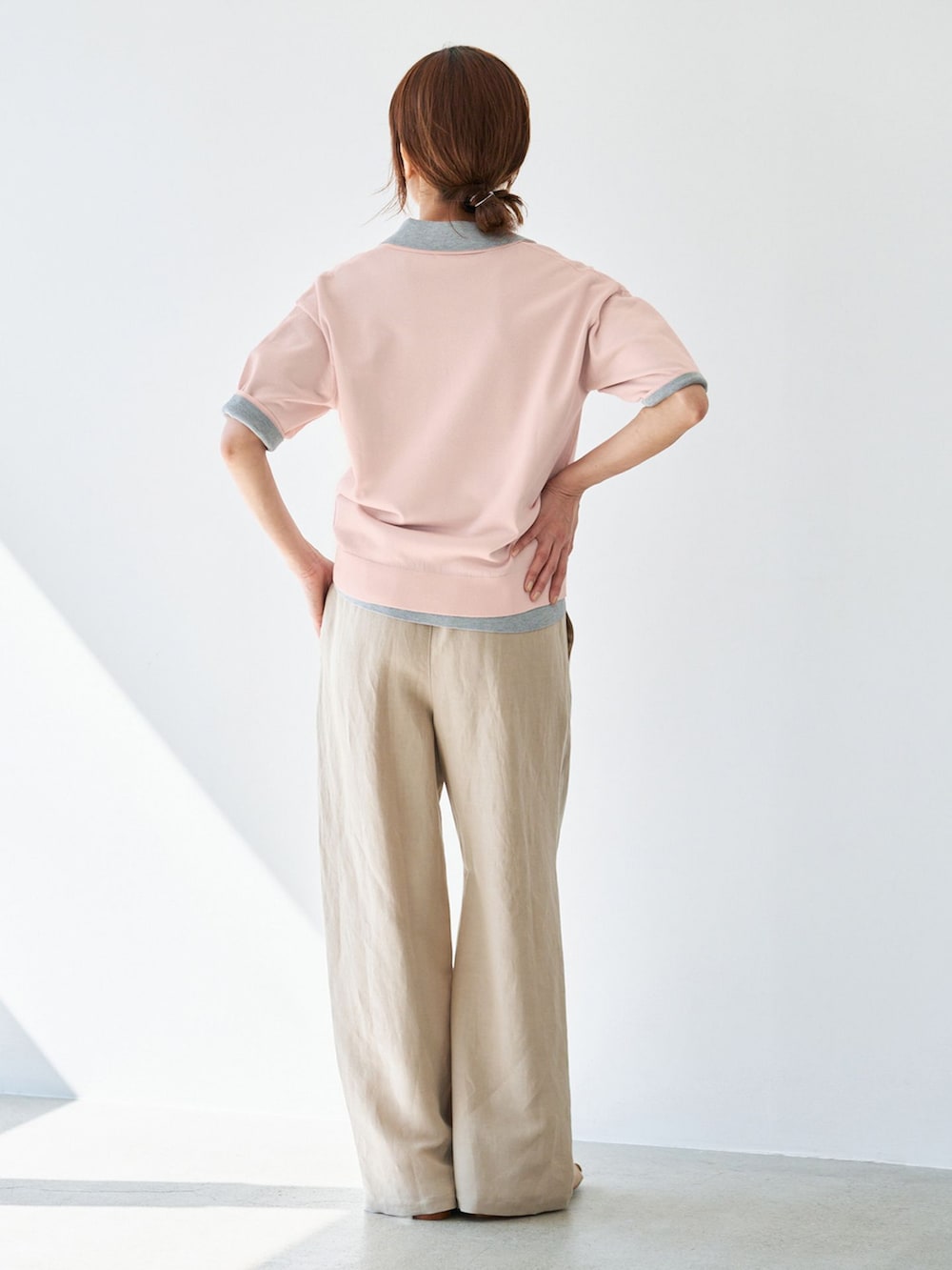 ベージュ系のその他パンツ、グレー系のニット/セーター、ピンク系のニット/セーターを着用したレディースの春コーディネートの4枚目の写真