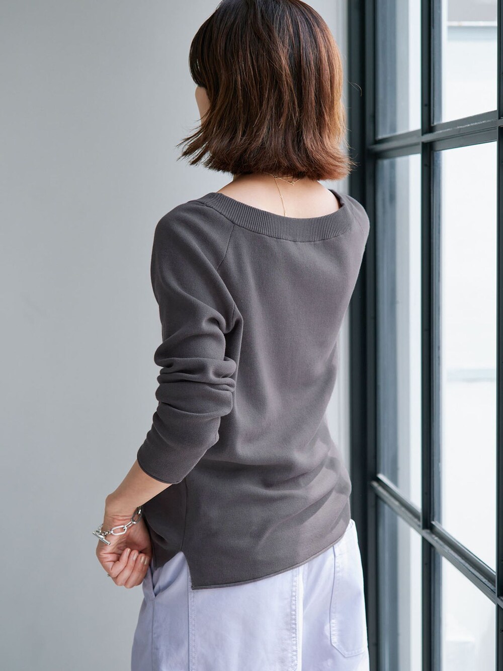 パープル系のその他パンツ、グレー系のニット/セーターを着用したレディースの夏コーディネートの5枚目の写真