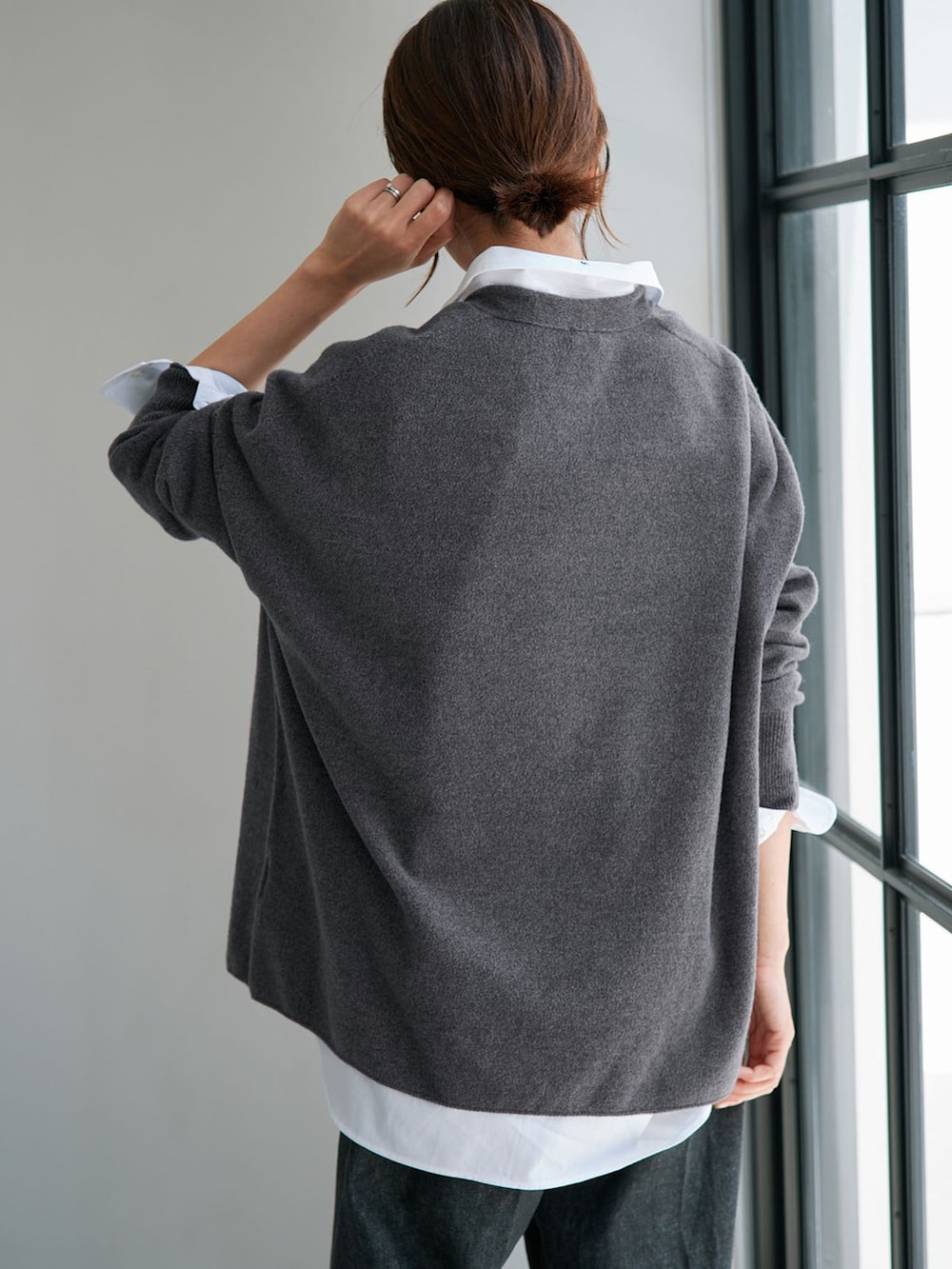 ブルー系のデニムパンツ、グレー系のニット/セーター、ブラック系のローファーを着用したレディースの夏コーディネートの5枚目の写真