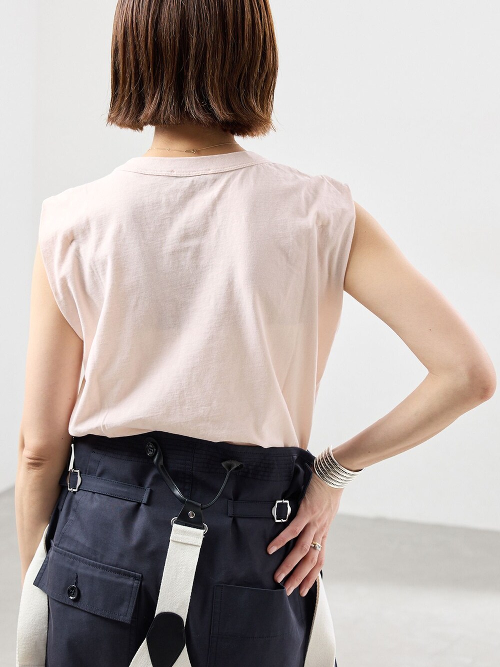 ブルー系のその他パンツ、ピンク系のTシャツ/カットソー、ブラック系のハンドバッグを着用したレディースの春コーディネートの5枚目の写真