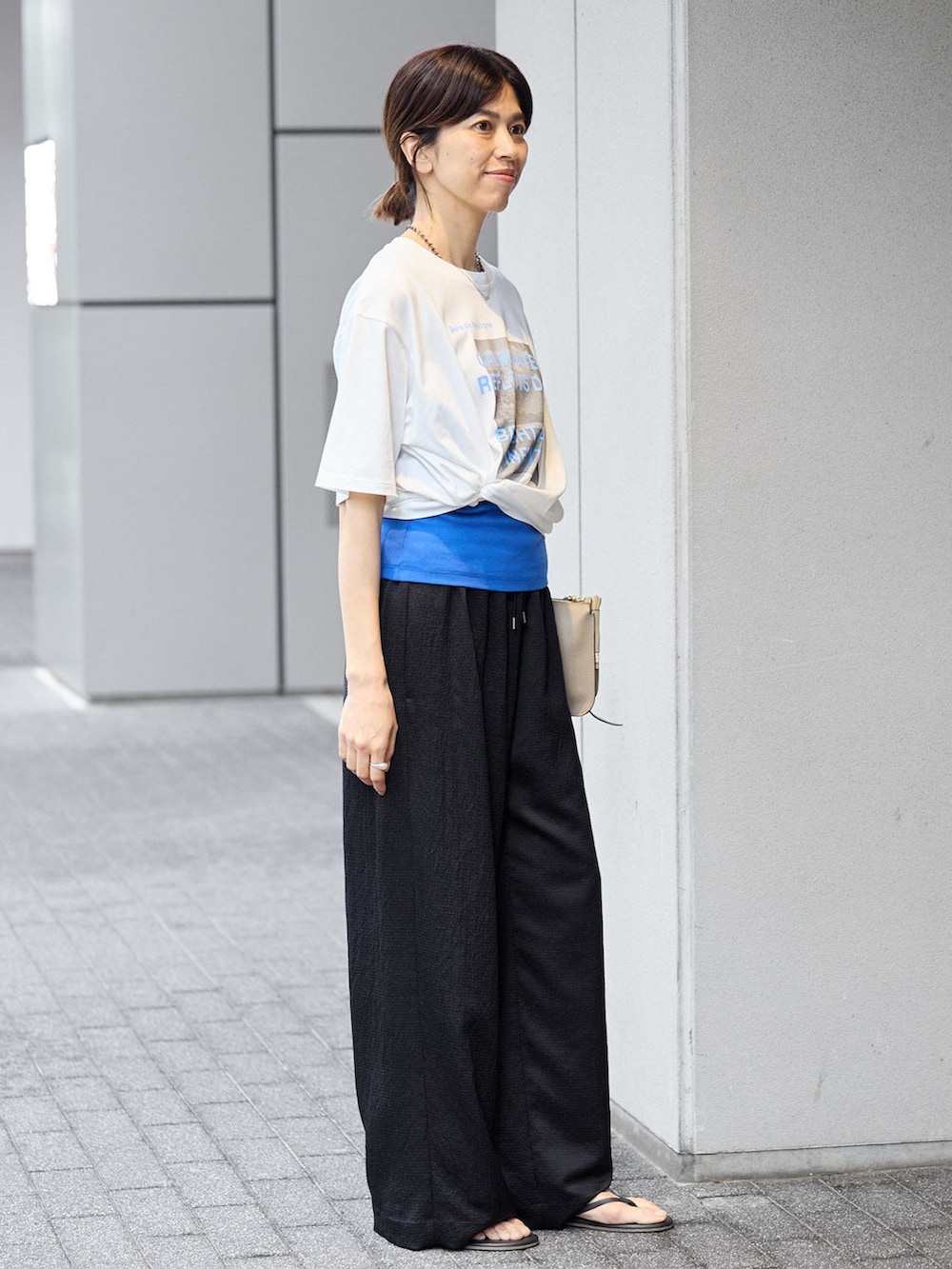 ブルー系のその他パンツ、ブルー系のTシャツ/カットソー、ブルー系のTシャツ/カットソーを着用したレディースの夏コーディネートの2枚目の写真