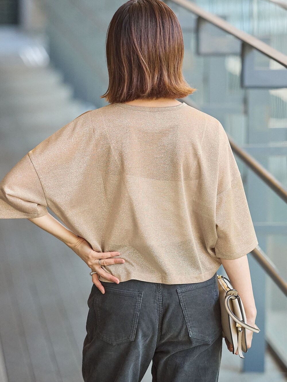 ブラック系のその他パンツ、ゴールド系のTシャツ/カットソー、ブラウン系のサンダルを着用したレディースの夏コーディネートの5枚目の写真