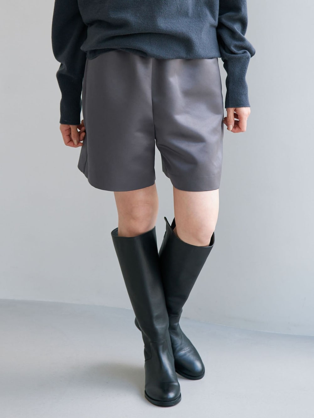 グレー系のその他パンツ、グレー系のニット/セーターを着用したレディースの夏コーディネートの7枚目の写真