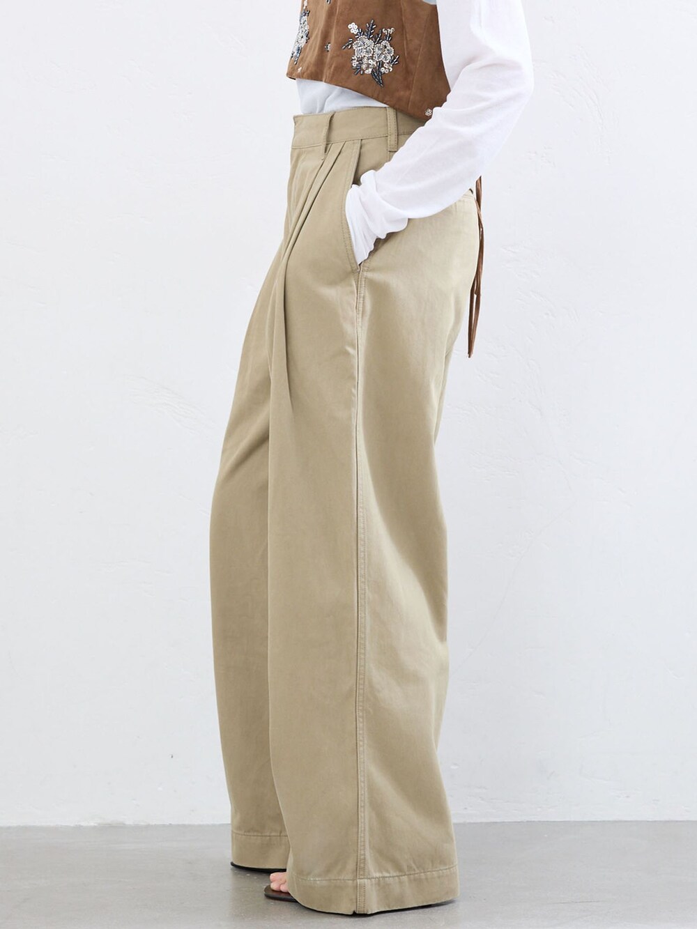 ベージュ系のチノパンツ、イエロー系のシャツ/ブラウス、ホワイト系のTシャツ/カットソーを着用したレディースの夏コーディネートの6枚目の写真
