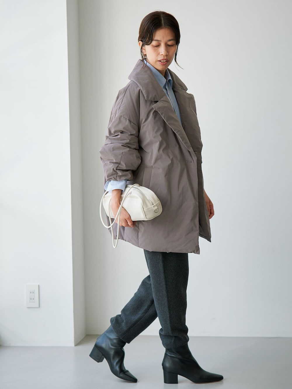 グレー系のダウンジャケット/コート、グレー系のその他パンツ、ブルー系のシャツ/ブラウスを着用したレディースの夏コーディネートの2枚目の写真