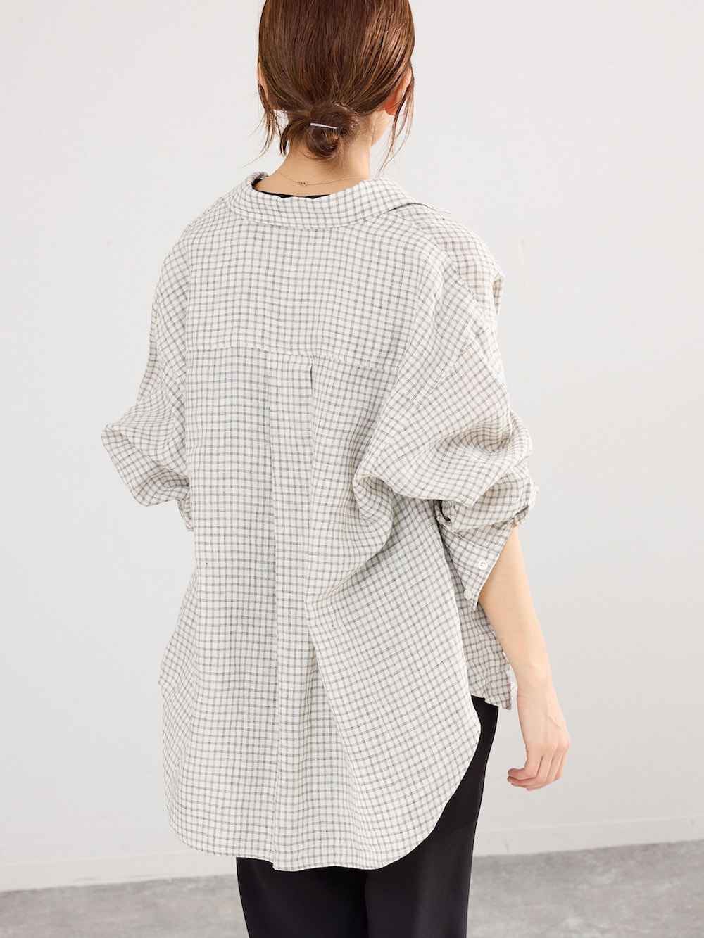 ブラック系のスウェットパンツ、ベージュ系のシャツ/ブラウスを着用したレディースの春コーディネートの6枚目の写真