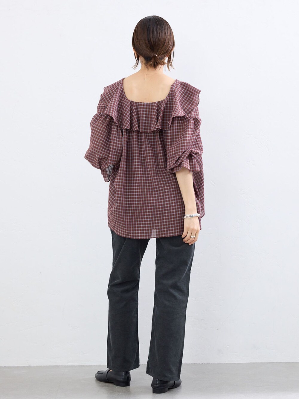 ブラック系のその他パンツ、レッド系のシャツ/ブラウスを着用したレディースの夏コーディネートの3枚目の写真
