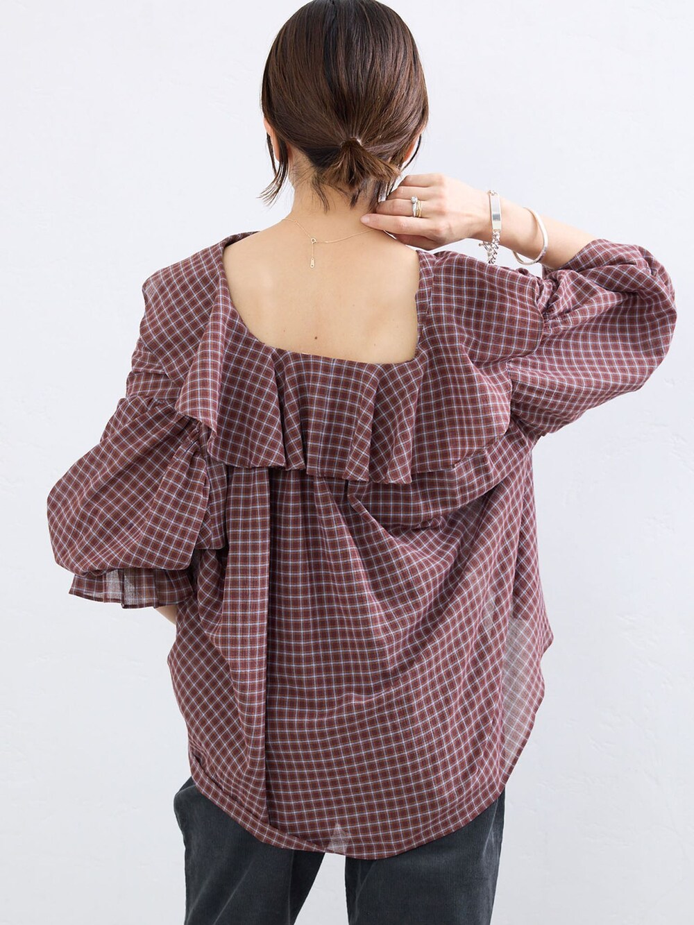 ブラック系のその他パンツ、レッド系のシャツ/ブラウスを着用したレディースの夏コーディネートの5枚目の写真