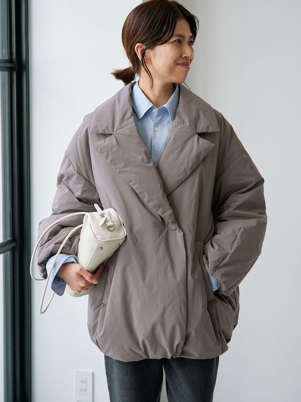 グレー系のダウンジャケット/コート、グレー系のその他パンツ、ブルー系のシャツ/ブラウスを着用したレディースの夏コーディネートの4枚目の写真
